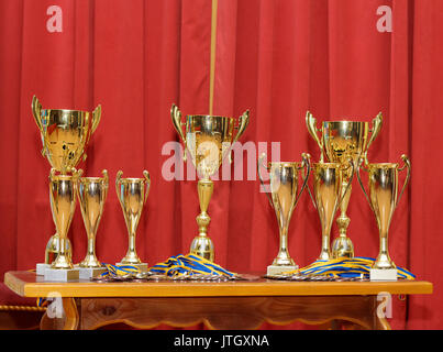 De nombreux golden award tasses attendent leurs gagnants Banque D'Images