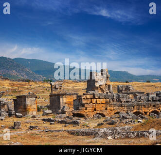 Ruines de l'ancienne ville appelée Hiérapolis Pamukkale dans près de Denizli, Turquie Banque D'Images