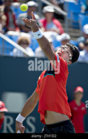 Montréal, Canada. 8e août, 2017. Ho Chung de Corée du Sud sert au premier tour match contre Feliciano Lopez de l'Espagne à la Coupe Rogers de tennis à Montréal, Canada, le 8 août 2017. Crédit : Andrew Soong/Xinhua/Alamy Live News Banque D'Images