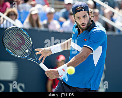 Montréal, Canada. 8e août, 2017. De Feliciano Lopez Espagne renvoie la balle au cours du premier match contre Ho Chung de Corée du Sud de la Coupe Rogers de tennis à Montréal, Canada, le 8 août 2017. Crédit : Andrew Soong/Xinhua/Alamy Live News Banque D'Images