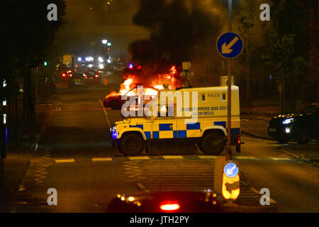 Belfast, Irlande du Nord. 09Th Aug 2017. Une voiture brûle au milieu de la route dans le nouveau Lodge de Belfast comme bloc PSNI la route. Belfast : UK : 09 août Crédit : Mark Winter/Alamy Live News Banque D'Images