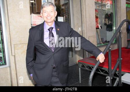 Hollywood, Californie, USA. 8e août, 2017. J15918CHW.Jeffrey Tambor honoré avec étoile sur le Hollywood Walk of Fame.6320 Hollywood Boulevard, Hollywood, Californie, USA.08/08/2017.LERON GUBLER - PRÉSIDENT ET CHEF DE LA DIRECTION - CHAMBRE DE COMMERCE DE HOLLYWOOD . © H.Clinton Wallace/Photomundo/ International Inc Photos Credit : Clinton Wallace/Globe Photos/ZUMA/Alamy Fil Live News Banque D'Images