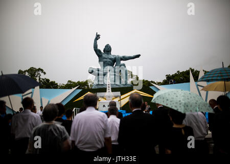 Nagasaki, Japon. 09Th Aug 2017. Le mercredi. 9 Août, 2017. NAGASAKI, JAPON - 9 août : les visiteurs de prier pour les victimes de la bombe atomique en face du Parc de la paix de Nagasaki Nagasaki, dans le sud du Japon le mercredi, Août 9, 2017. Le Japon a marqué le 72e anniversaire du bombardement atomique sur Nagasaki. (Photo : Richard Atrero de Guzman/AFLO) Credit : AFLO Co.,Ltd/Alamy Live News Banque D'Images