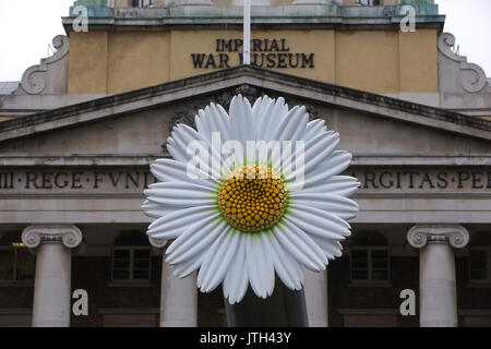 Londres, Royaume-Uni. Le 08 août, 2017. Pouvoir populaire : Lutter pour la paix exposition. Imperial War Museum, Londres, Royaume-Uni 8 août 2017 Deux grandes fleurs seront seront temporairement mis sur le 15 pouces des canons navals placé en face de IWM Londres. Des fleurs ont été choisis car ils ont été une partie importante du mouvement de la paix, de la culture du pavot blanc porté comme un symbole de la paix à l'image emblématique d'un manifestant de placer des fleurs dans les canons de fusils détenus par la police militaire américaine lors d'une manifestation contre la guerre du Vietnam en 1967. Crédit : Jeff Gilbert/Alamy Live News Banque D'Images