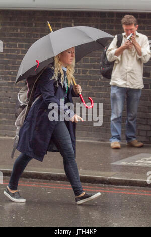 Londres, Royaume-Uni. 9 Août, 2017. Les navetteurs et les voyageurs à la gare de Paddington pris dans des averses de pluie Crédit : amer ghazzal/Alamy Live News Banque D'Images