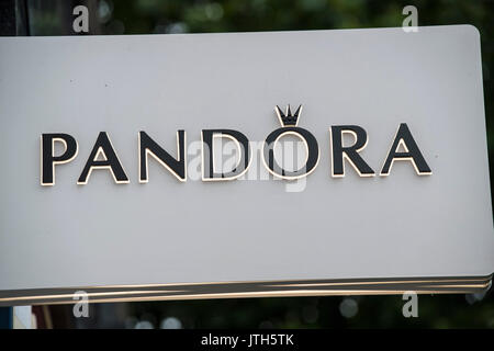 Brentwood, Essex, 9 août 2917 bijoux danois Pandora publié ses résultats du deuxième trimestre inférieur aux attentes. La société a enregistré un chiffre d'affaires du deuxième trimestre de 4,83 milliards de couronnes, en dessous de la moyenne de 4,90 milliards d'estimation des analystes interrogés par Reuters. Photographies de signalisation Banque D'Images