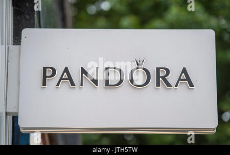 Brentwood, Essex, 9 août 2917 bijoux danois Pandora publié ses résultats du deuxième trimestre inférieur aux attentes. La société a enregistré un chiffre d'affaires du deuxième trimestre de 4,83 milliards de couronnes, en dessous de la moyenne de 4,90 milliards d'estimation des analystes interrogés par Reuters. Photographies de signalisation Banque D'Images