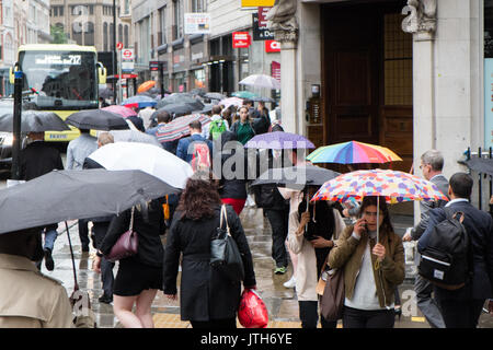 Londres, Royaume-Uni. 9 Août, 2017. Gris, pluvieux à Londres comme prévu une forte pluie est tombée dans la capitale. Photos prises sur Eastcheap street, EC3 dans la ville de Londres, en Angleterre, en Europe. Gris, pluvieux à Londres comme prévu une forte pluie est tombée dans la capitale. Photos prises sur Eastcheap street, EC3 dans la ville de Londres. Crédit : Paul Quayle/Alamy Live News Banque D'Images