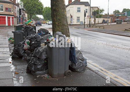 Birmingham, UK. 09Th Aug 2017. Sacs continuent de s'accumuler dans les rues de Birmingham, en raison de mesures prises par les éboueurs. Certaines propriétés n'ont pas eu leurs ordures enlevées depuis juin, avec les résidents signalant une augmentation chez les rats en raison de l'accumulation de déchets. Crédit : Rob Carter/Alamy Live News Banque D'Images