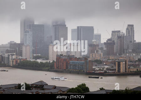 Londres, Royaume-Uni. 9 Août, 2017. Météo France : Forte pluie nuages cacher le haut des bâtiments du parc d'affaires de Canary Wharf Crédit : Guy Josse/Alamy Live News Banque D'Images