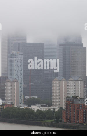 Londres, Royaume-Uni. 9 Août, 2017. Météo France : Forte pluie nuages cacher le haut des bâtiments du parc d'affaires de Canary Wharf Crédit : Guy Josse/Alamy Live News Banque D'Images