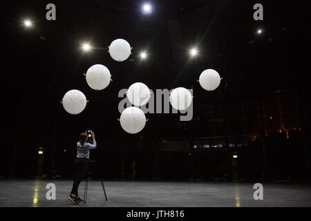 Londres, Royaume-Uni. 9 août 2017. La nouvelle installation,  +/- par hasard International, organisée par Wayne McGregor, fait partie de l'été Bloomberg au Roundhouse à Camden, du 10 au 28 août 2017. Photo : Bettina Strenske/Alamy Live News Banque D'Images