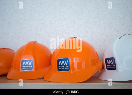 Hambourg, Allemagne. 9 Août, 2017. Les casques de MV-Werften employé dans les salles de construction de la société de Hambourg (Allemagne), 9 août 2017. Le gouvernement fédéral a l'intention d'agir comme garant afin d'ouvrir la voie pour la construction de navires de croisière géant dans l'état de Mecklembourg-Poméranie-Occidentale. Photo : Daniel Bockwoldt/ZB/dpa/Alamy Live News Banque D'Images