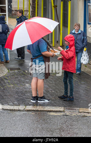 Dartmouth, Devon, UK. 09Th Aug 2017. Les touristes n'ont pas été rebutés par les fortes averses de pluie à Dartmouth, le 9 août 2017. Les commerces locaux ont été en bonne échange en tant que touristes dirigé à des magasins, cafés et bars pour échapper à la pluie. Credit : James Copeland/Alamy Live News Banque D'Images