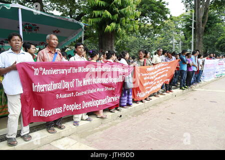 Dhaka, Bangladesh. 9 Août, 2017. Les populations autochtones du Bangladesh se rassemblent pour assister à un rassemblement pour marquer la Journée mondiale des peuples autochtones à la central Shaheed Minar à Dhaka, Bangladesh, le 9 août 2017. Credit : Suvra Kanti Das/ZUMA/Alamy Fil Live News Banque D'Images