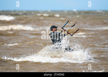 Southport, Merseyside, 9 août 2017. Météo britannique. Une belle après-midi ensoleillée & nord fort vent apporte kite pensionnaires jusqu'à la plage pour de l'amusement dans le surf à Southport dans le Merseyside. Credit : Cernan Elias/Alamy Live News Banque D'Images