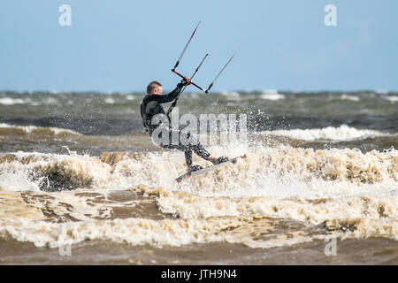 Southport, Merseyside, 9 août 2017. Météo britannique. Une belle après-midi ensoleillée & nord fort vent apporte kite pensionnaires jusqu'à la plage pour de l'amusement dans le surf à Southport dans le Merseyside. Credit : Cernan Elias/Alamy Live News Banque D'Images