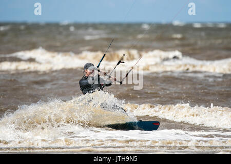 Southport, Merseyside, 9 août 2017. Météo britannique. Une belle après-midi ensoleillée & nord fort vent apporte kite pensionnaires jusqu'à la plage pour de l'amusement dans le surf à Southport dans le Merseyside. Credit : Cernan Elias/Alamy Live News Banque D'Images
