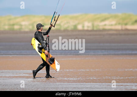 Southport, Merseyside, 9 août 2017. Météo britannique. Une belle après-midi ensoleillée & nord fort vent apporte kite pensionnaires jusqu'à la plage pour de l'amusement dans le surf à Southport dans le Merseyside. Credit : Cernan Elias/Alamy Live News Banque D'Images