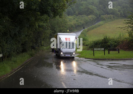 Biggin Hill, Royaume-Uni. 9 Août, 2017. Les inondations de Biggin Hill, après des pluies torrentielles qui est prévu jusqu'à ce soir, comme assister à un véhicule de la police a renversé Crédit : Keith Larby/Alamy Live News Banque D'Images