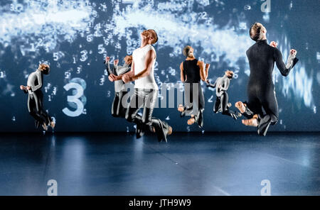 Hambourg, Allemagne. 9 Août, 2017. Danseurs de la Compagnie de la Grande-Bretagne Michael Clark danser lors d'une répétition de "à un simple, Rock'n'Roll . Song' à Hambourg, Allemagne, le 9 août 2017. La pièce va ouvrir l'Internationales Sommerfestival (Festival d'été International) à la Kulturfabrik Kampnagel, soit jusqu'au 27 août 2017. Photo : Markus Scholz/dpa/Alamy Live News Banque D'Images