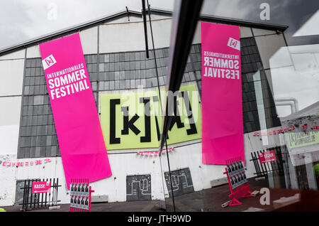 Hambourg, Allemagne. 9 Août, 2017. Bannières avec le logo de l'Internationales Sommerfestival (International Summer Festival) en compte dans windows à l'usine Kampnagel à Hambourg, Allemagne, le 9 août 2017. Cette année, le festival s'ouvre aujourd'hui et se poursuivra jusqu'au 27 août 2017. Photo : Markus Scholz/dpa/Alamy Live News Banque D'Images