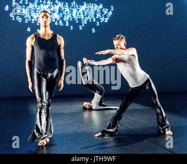 Hambourg, Allemagne. 9 Août, 2017. Danseurs de la Compagnie de la Grande-Bretagne Michael Clark danser lors d'une répétition de "à un simple, Rock'n'Roll . Song' à Hambourg, Allemagne, le 9 août 2017. La pièce va ouvrir l'Internationales Sommerfestival (International Summer Festival) aujourd'hui à la Kulturfabrik Kampnagel, soit jusqu'au 27 août 2017. Photo : Markus Scholz/dpa/Alamy Live News Banque D'Images