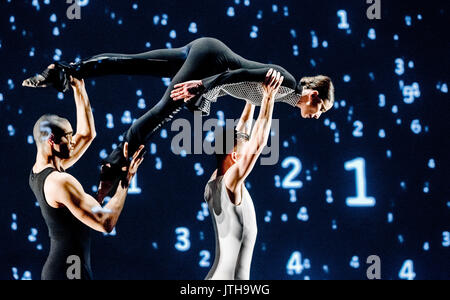 Hambourg, Allemagne. 9 Août, 2017. Danseurs de la Compagnie de la Grande-Bretagne Michael Clark danser lors d'une répétition de "à un simple, Rock'n'Roll . Song' à Hambourg, Allemagne, le 9 août 2017. La pièce va ouvrir l'Internationales Sommerfestival (International Summer Festival) aujourd'hui à la Kulturfabrik Kampnagel, soit jusqu'au 27 août 2017. Photo : Markus Scholz/dpa/Alamy Live News Banque D'Images