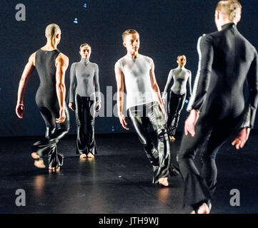 Hambourg, Allemagne. 9 Août, 2017. Danseurs de la Compagnie de la Grande-Bretagne Michael Clark danser lors d'une répétition de "à un simple, Rock'n'Roll . Song' à Hambourg, Allemagne, le 9 août 2017. La pièce va ouvrir l'Internationales Sommerfestival (International Summer Festival) aujourd'hui à la Kulturfabrik Kampnagel, soit jusqu'au 27 août 2017. Photo : Markus Scholz/dpa/Alamy Live News Banque D'Images