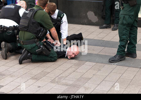 Le centre-ville de Belfast, en Irlande du Nord. 9 août 2017. Un homme est arrêté, limité et menées à une police d'attente Landrover. Il n'est pas connu si un crime a été commis par cette personne à ce moment. Credit : Bonzo/Alamy Live News Banque D'Images