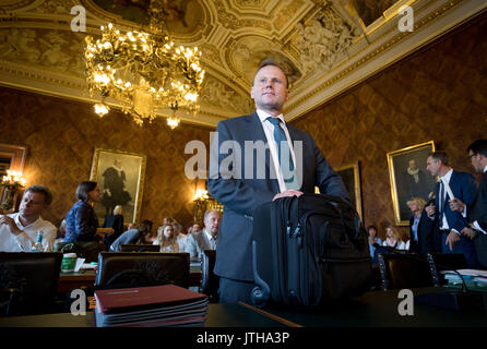 Hambourg, Allemagne. 9 Août, 2017. Le sénateur de l'intérieur de Hambourg Andy Grote (SPD) photographié au début d'une session extraordinaire de l'Innenausschuss (comité des affaires internes) de la Hamburger Buergerschaft le parlement dans la Kaisersaal à l'hôtel de ville de Hambourg, Allemagne, le 9 août 2017. Le comité des affaires internes du Parlement de Hambourg a rencontré lors d'une session spéciale le mercredi pour discuter de l'agression au couteau dans Hamburg-Barmbek, qui ont fait un mort et plusieurs blessés Photo : Christian Charisius/dpa/Alamy Live News Banque D'Images