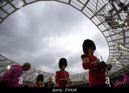 Londres, Grossbritannien. Le 08 août, 2017. Alllgemein Randmotiv, fonction, Musikgruppe, Baerenfellmuetze mit im Stadion, am 08.08.2017 Leichtathletik Weltmeisterschaft 2017 à Londres/ Grossbritannien, vom 04.08. - 13.08.2017. | Verwendung weltweit Credit : dpa/Alamy Live News Banque D'Images