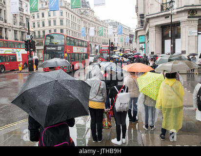 Londres, Royaume-Uni. 9 Août, 2017. Les piétons attendant à un feu rouge sur Regent Street à Londres, Royaume-Uni, le 9 août 2017. Photo : Rainer Jensen/dpa/Alamy Live News Banque D'Images