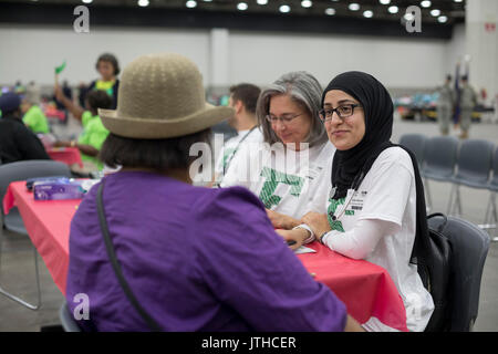 Detroit, Michigan, USA. 9 Août, 2017. Les infirmières praticiennes bénévole de l'Eastern Michigan University parler avec un patient à la Motor City Medical Mission, une clinique médicale de trois jours parrainé par l'Adventist Medical Evangelism Network. Crédit : Jim West/Alamy Live News Banque D'Images