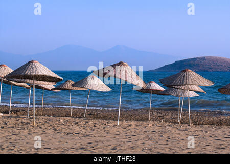 De nombreux parasols de paille au bord de la mer dans Gumuldur, Turquie Banque D'Images