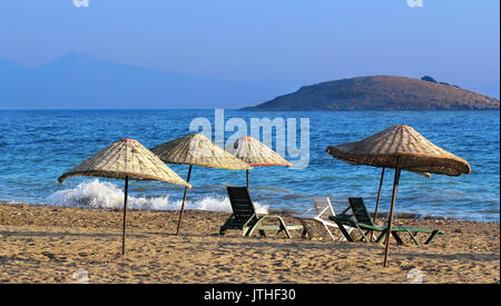 De nombreux parasols de paille au bord de la mer dans Gumuldur, Turquie Banque D'Images