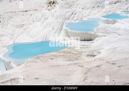 Pamukkale naturel plein d'eau des bassins Banque D'Images