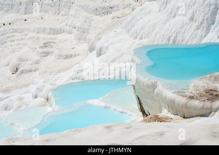 Pamukkale naturel plein d'eau des bassins Banque D'Images