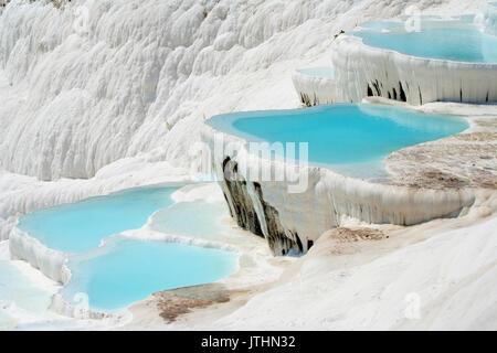 Pamukkale naturel plein d'eau des bassins Banque D'Images