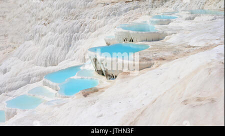 Pamukkale naturel plein d'eau des bassins Banque D'Images