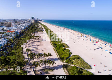 Miami Beach Florida, vue aérienne au-dessus, vue au-dessus, océan Atlantique, sable, bains de soleil, Lummus Park, Ocean Drive, FL17080602d Banque D'Images