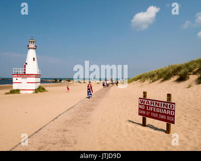 City Beach, New Buffalo, Michigan. Phare de faux et aucun lifeguard en devoir signer. Banque D'Images