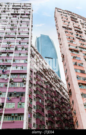 Un gratte ciel moderne s'élève au-dessus de monde ensemble immobilier à Hong Kong's vieux quartier résidentiel de Quarry Bay. Avec une population de plus de 7 millions de dollars, Hong Banque D'Images