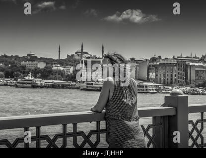 Istanbul, Turquie - le 19 juillet 2017 Regarder la femme de pont de Galata Istanbul Banque D'Images