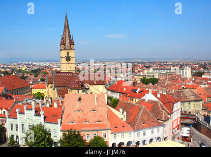 Vue du haut de la tour du Conseil sur la tour de la cathédrale luthérienne, pont de mensonges et de maisons sur petit carré (Piata Mica), Sibiu, Transylvanie, Roumanie Banque D'Images