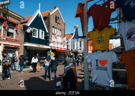 Edam, Pays-Bas - le 26 avril 2016 : les touristes de marcher le long de la rue principale de Volendam avec café, magasins et étals de vente néerlandais traditionnel souve Banque D'Images