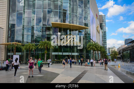 Bangkok, Thaïlande - Jun 15, 2016. Beaucoup de gens à pied de la Place Siam Paragon à Bangkok, Thaïlande. Attractions de Bangkok et de la vie appel à divers Banque D'Images