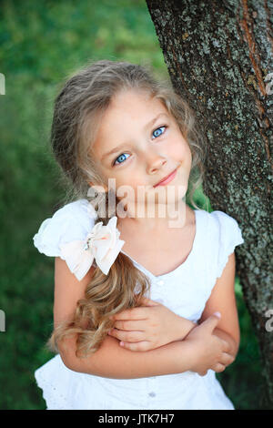 Cute little girl sur la nature en journée d'été lumineux Banque D'Images