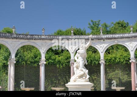 Statue dans le jardin classique français Banque D'Images