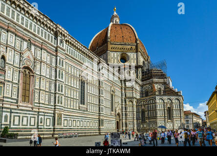 Santa Maria del Fiore, la cathédrale ou Duomo de Florence Italie sur une chaude après-midi d'été tourné du côté des touristes et des artistes de rue Banque D'Images